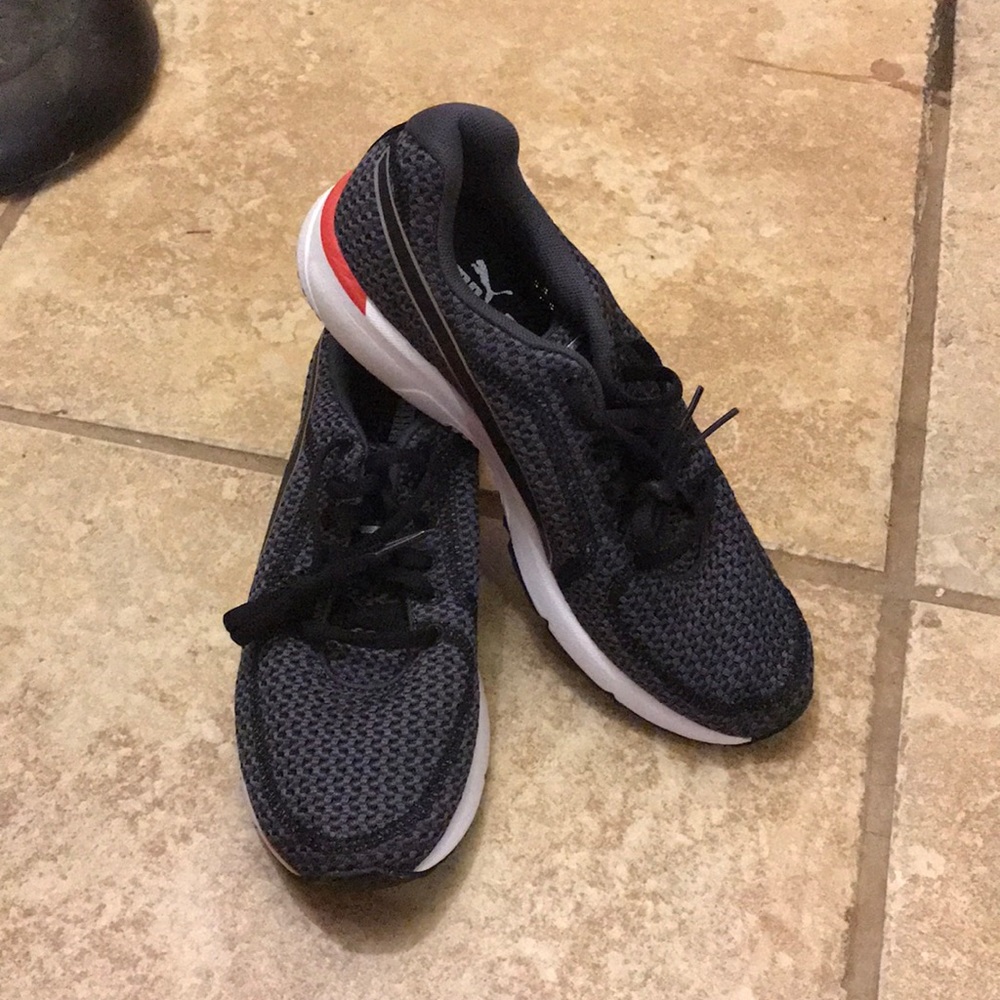 Tennis shoes
